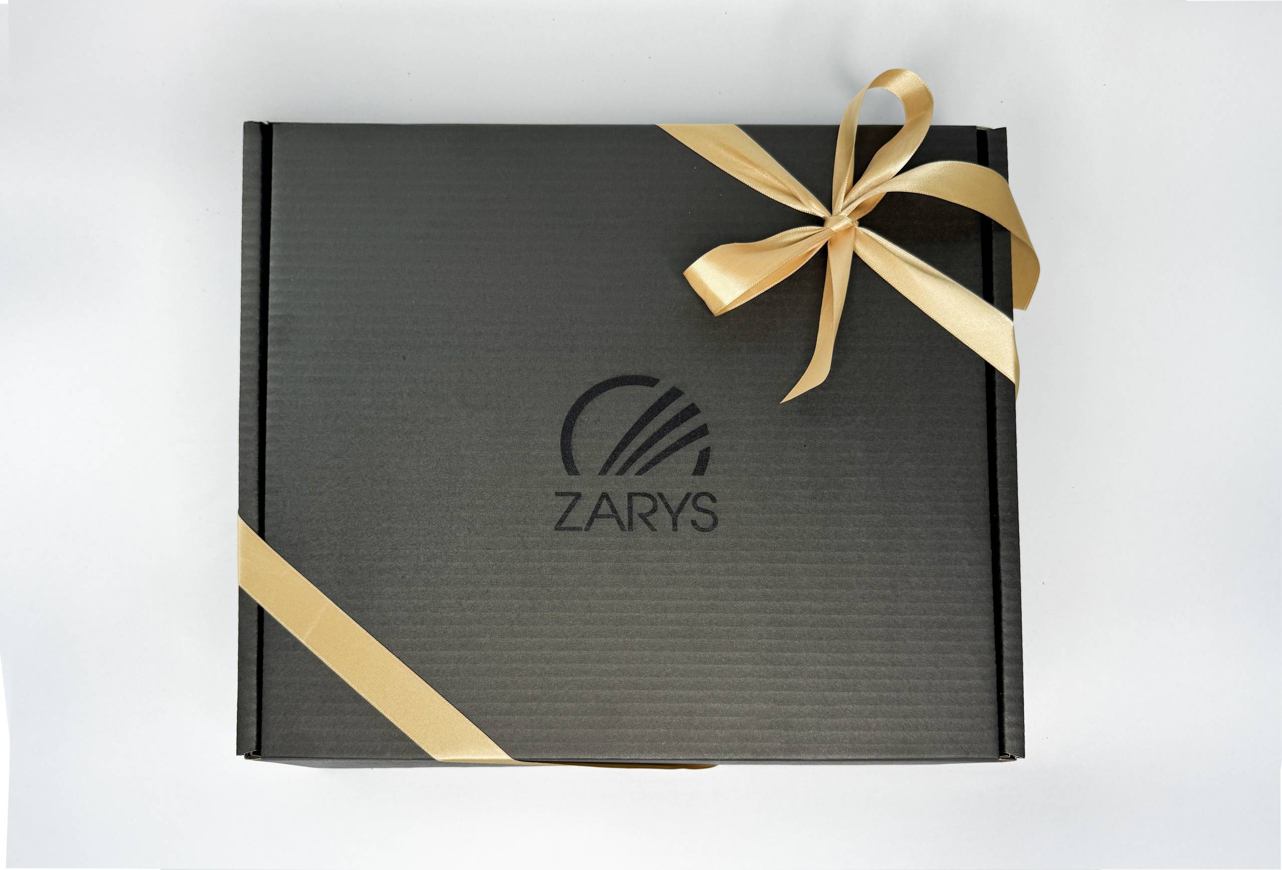czarne-pudelko-zarys-zlota-wstazka-scaled.jpg