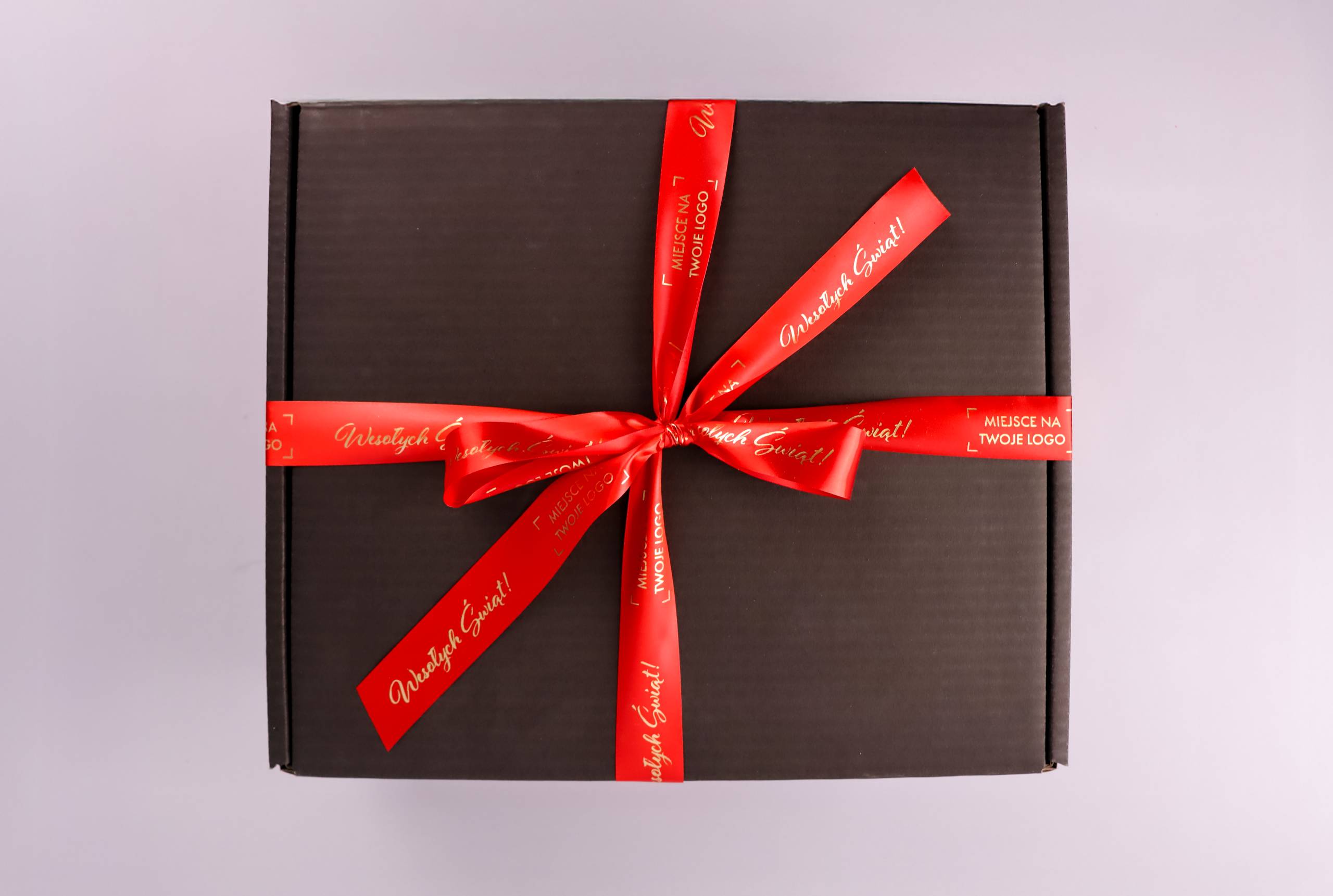 czarne-pudelko-ze-wstazka-z-logo-scaled.jpg