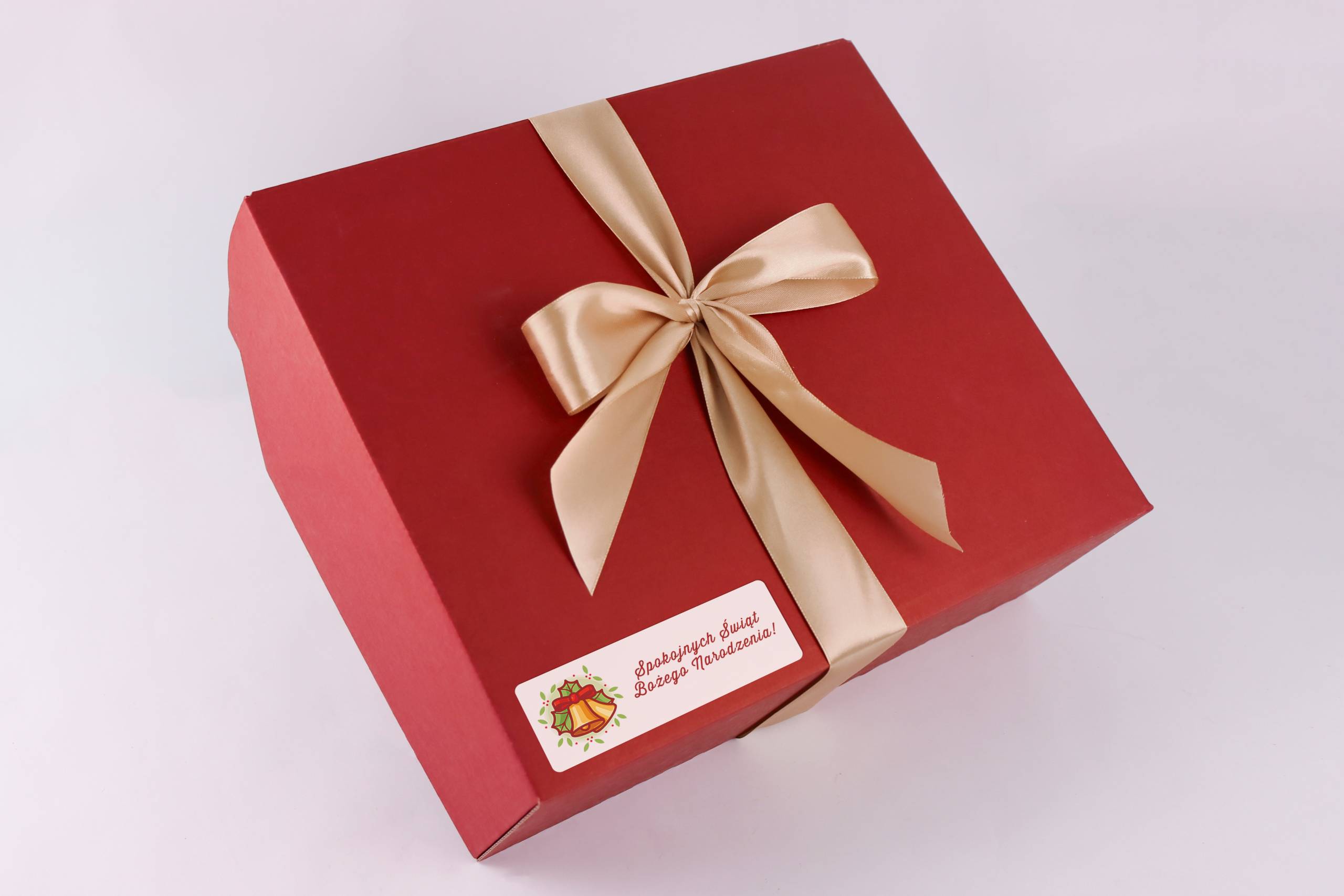 czerwone-pudelko-z-kokardka-scaled.jpg